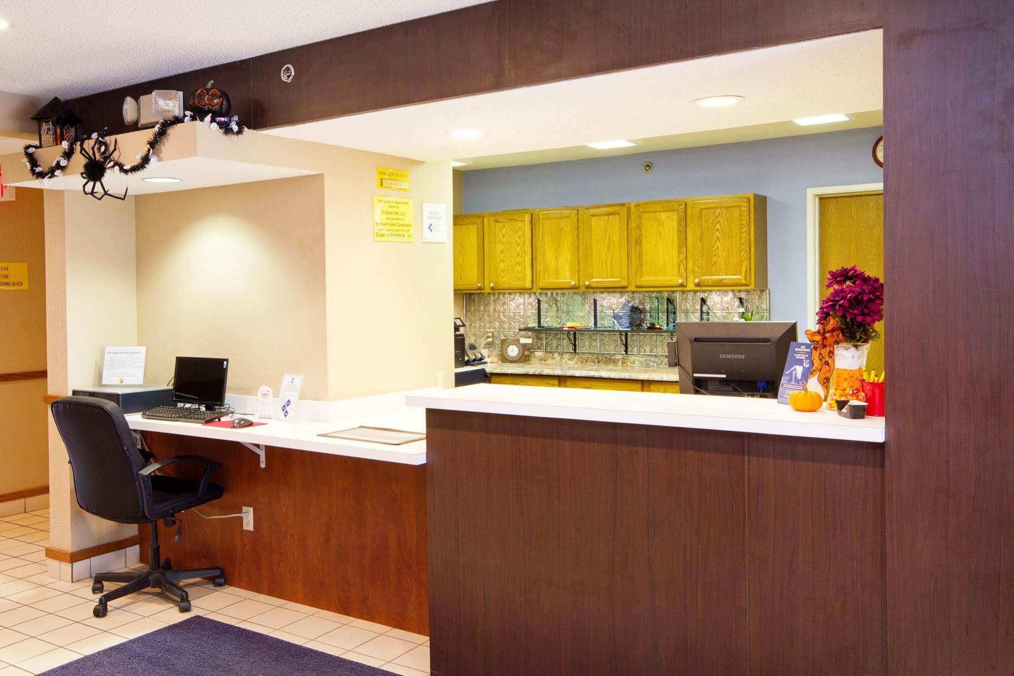 Super 8 By Wyndham Adrian Hotel Ngoại thất bức ảnh